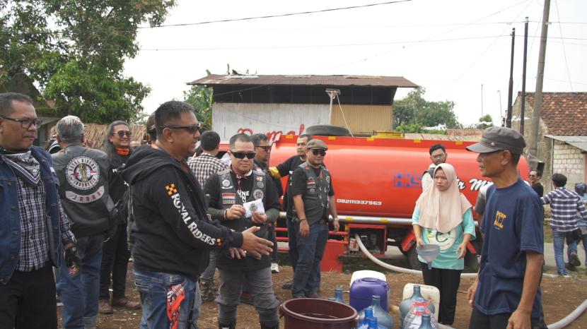 Komunitas moge RORI Braders menggelar bansos pembagian air bersih di Kampung Wangunjaya, Desa Ciaruteun Ilir, Kecamatan Cibungbulang, Kabupaten Bogor.