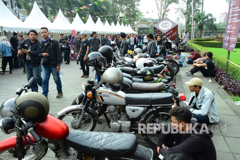 Komunitas motor antik pada acara Ngopi Saraosna di Halaman Gedung Sate, Kota Bandung, Sabtu (14/5).