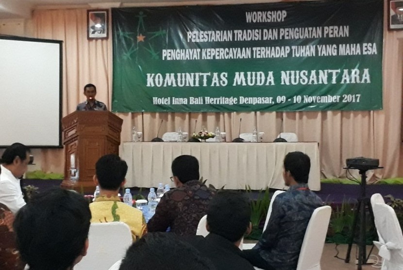 Komunitas Muda Nusantara (KMN) bekerjasama dengan masyarakat sipil memfasilitasi para penghayat kepercaan untuk menganalisis permasalahan tingkat bawah pascaputusan MK, di Denpasar, Bali, Kamis (9/11)