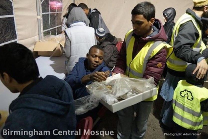 Momunitas Muslim Birmingham membagikan makanan gratis.