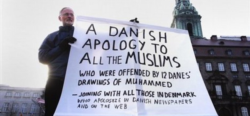 Seorang warga Denmark mengangkat poster bertuliskan permintaan maaf terhadap komunitas Muslim atas pemuatan karikatur Nabi Muhammad SAW di sebuah koran Denmark, beberapa waktu lalu.