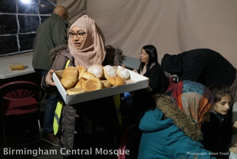 Momunitas Muslim inggris membagikan makanan gratis saat Natal tahun lalu.