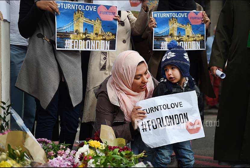 Komunitas muslim membawa plakat mengecam aksi teror di Jembatan London