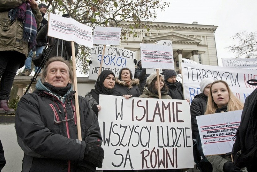 Komunitas Muslim Polandia menggelar unjuk rasa menentang rasisme dan terorisme.