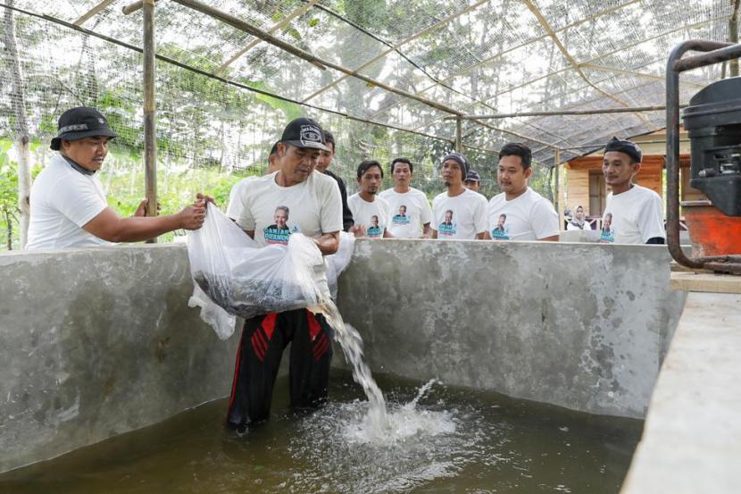 Komunitas Nelayan Pesisir Jawa Barat menyerahkan bantuan bibit ikan lele kepada pembudi daya ikan darat di Desa Bobojong, Kecamatan Mande, Kabupaten Cianjur, Jawa Barat. 