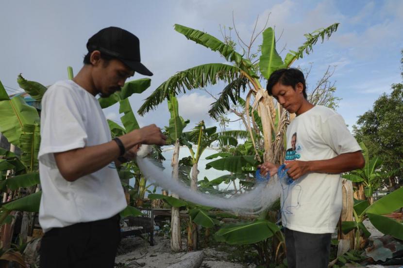 Komunitas Nelayan Pesisir Sulsel berusaha meringankan beban para pelaut di Desa Lero, Kecamatan Suppa, Kabupaten Pinrang,  Sulawesi Selatan dengan kegiatan  positif pada Rabu (22/3/2023).