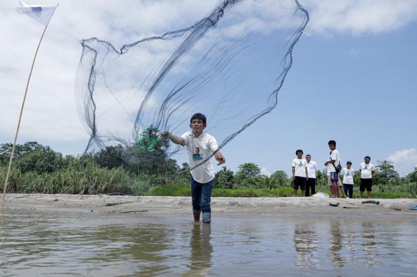 Komunitas Nelayan Pesisir Sumatera Selatan (Sumsel) memberikan bantuan jala ikan kepada kelompok pelaut sungai di Desa Rasuan, Kecamatan Madang Suku I, Kabupaten Ogan Komering Ulu (Oku) Timur, Sumsel. 