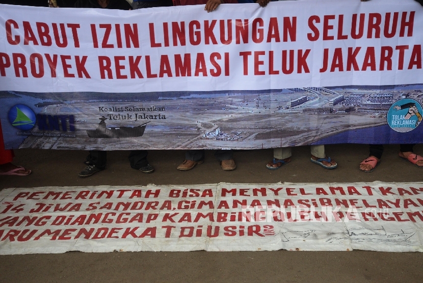 Komunitas Nelayan Tradisional (KNT) Muara Angke melakukan aksi di depan ruang sidang pembahasan dokumen Analisis Mengenai Dampak Lingkungan (AMDAL) Rencana Pengelolaan Lingkungan (RPL) reklamasi dan pembangunan di atas Pulau G di Dinas Lingkungan Hidup DKI Jakarta, Selasa (11/7). 