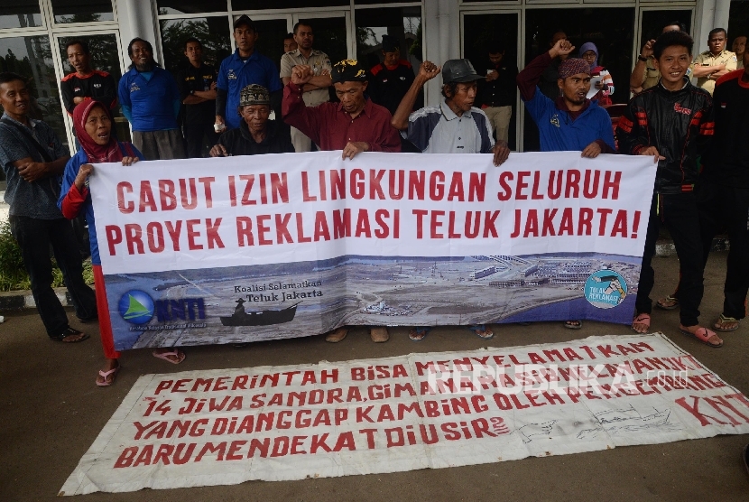 Komunitas Nelayan Tradisional (KNT) Muara Angke melakukan aksi di depan ruang sidang pembahasan dokumen Analisis Mengenai Dampak Lingkungan (AMDAL) Rencana Pengelolaan Lingkungan (RPL) reklamasi dan pembangunan di atas Pulau G di Dinas Lingkungan Hidup DKI Jakarta, Selasa (11/7).