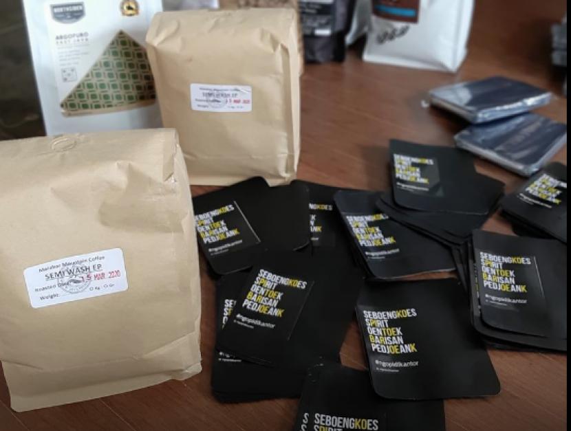 Komunitas #NgopiDiKantor membagikan kopi untuk tenaga medis yang berjuang merawat pasien Covid-19.