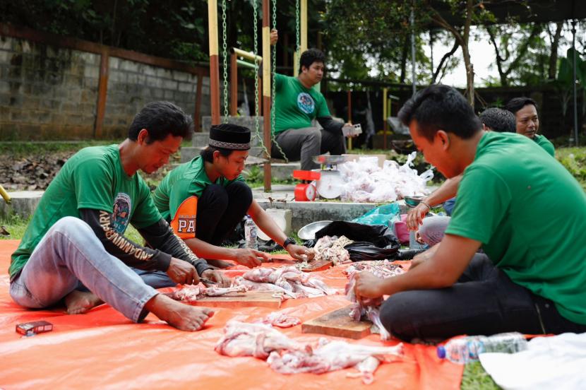 Komunitas Ojek Online (Kajol) Indonesia berbagi kebaikan dengan menyediakan 15 hewan kurban untuk disembelih, dan dibagikan kepada para driver ojol dan masyarakat di Lebak, Banten. 