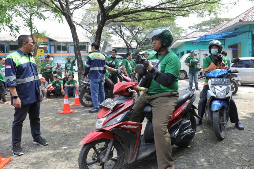 Komunitas Ojek Online (Kajol) Indonesia menggelar pelatihan safety riding bagi driver ojol yang ada di Cikarang - Bekasi.