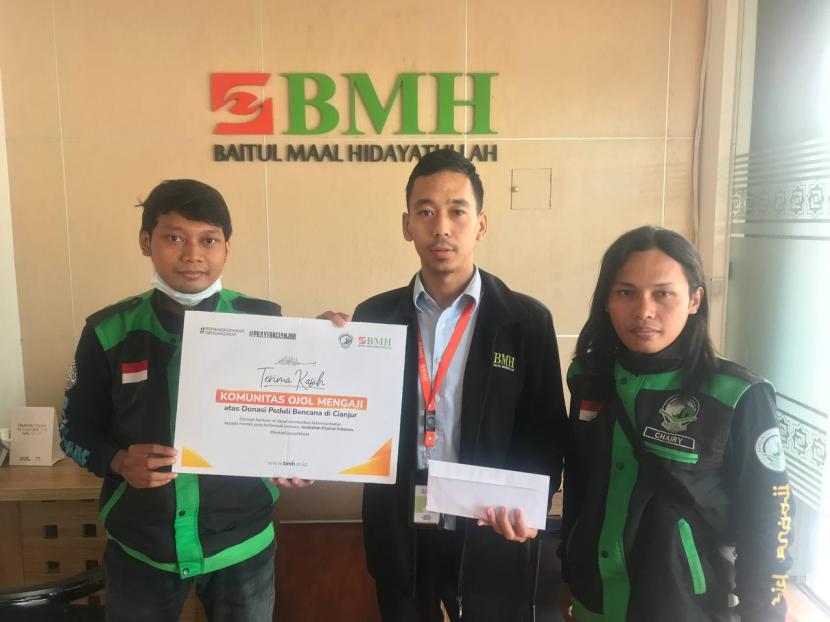 Komunitas ojol (ojek online)  yang tergabung dalam Ojol Mengaji menyerahkan donasi kepada BMH untuk disalurkan kepada penyintas gempa Cianjur, selasa (13/12/2022).