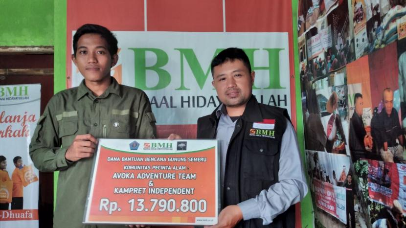 Komunitas Pecinta Alam Avoka Adventure Team dan  Kampret Independen Jawa Tengah menyalurkan dana bantuan untuk korban erupsi Semeru melalui BMH Perwakilan Jawa Tengah.
