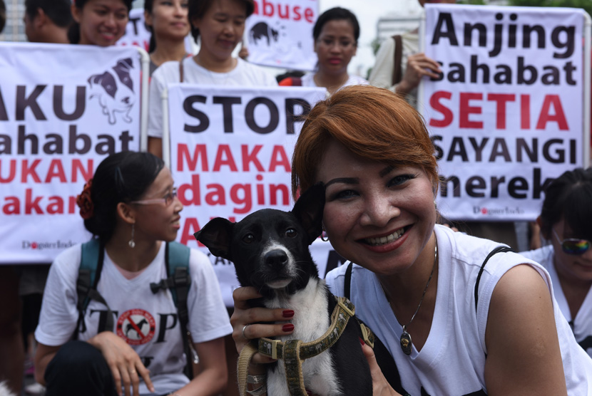 Komunitas pecinta anjing DogsterIndo melakukan aksi Stop Konsumsi Daging Anjing saat Hari Bebas Kendaraan Bermotor di Jakarta.