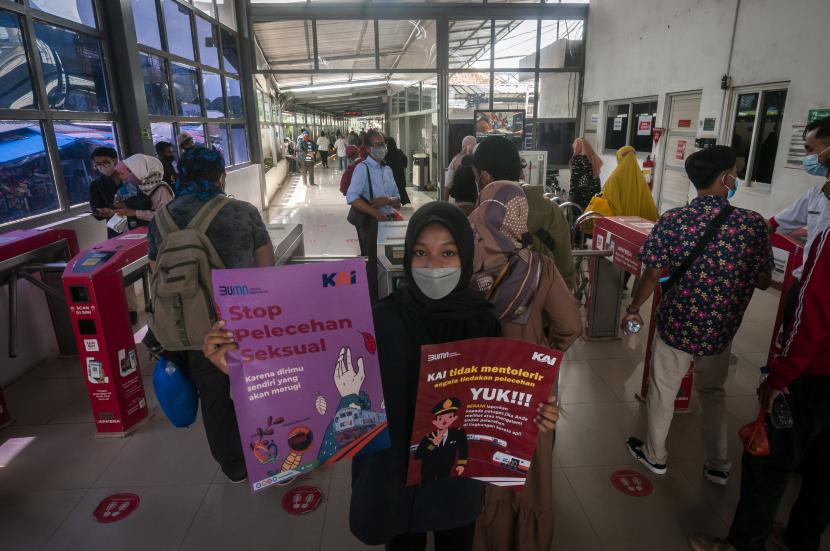 Komunitas pecinta kereta api Rail Fans membawa poster saat mengikuti sosialisasi anti pelecehan seksual di Stasiun Rangkasbitung, Lebak, Banten, Ahad (24/7/2022). Sosialisasi itu guna memberikan edukasi kepada pengguna masyarakat khususnya penumpang perempuan untuk melaporkan segera ke petugas apabila mengalami pelecehan seksual sekaligus menolak para pelaku aksi kekerasan seksual untuk menggunakan kereta api. 