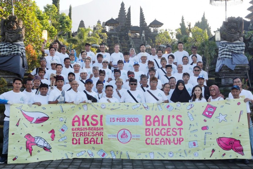 Komunitas Peduli Bali Bersih ONE ISLAND ONE VOICE membersihkan Pura Besakih dari sampah.