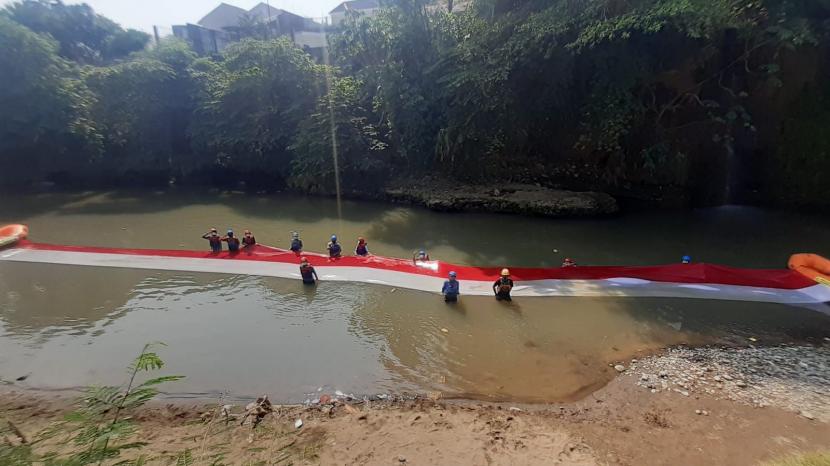 Komunitas Peduli Ciliwung (KPC), Satgas Naturalisasi Ciliwung, dan komunitas pegiat alam GRF membentangkan bendera merah putih di Sungai Ciliwung. Tepatnya di bawah Jembatan Situ Duit, Bogor Utara, Kota Bogor, Selasa (17/8). 