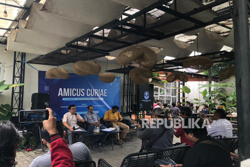 Komunitas Peduli Kebijakan Kesehatan Indonesia (KPKKI), bersama dengan sejumlah akademisi dan praktisi kesehatan, menyampaikan Amicus Curiae kepada Mahkamah Konstitusi (MK) terkait Undang-Undang Kesehatan Nomor 17 Tahun 2023 dalam konferensi pers yang diadakan di Cafe Podocarpus, UGM, Senin (8/9/2025).