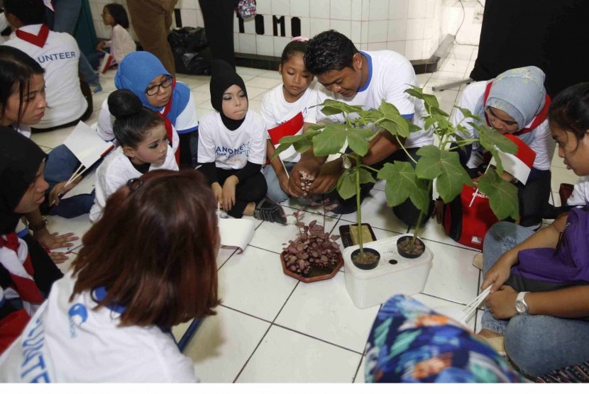 Komunitas Peduli Lingkungan di Yogyakarta gelar aksi sosial pembuatan tanaman hidroponik