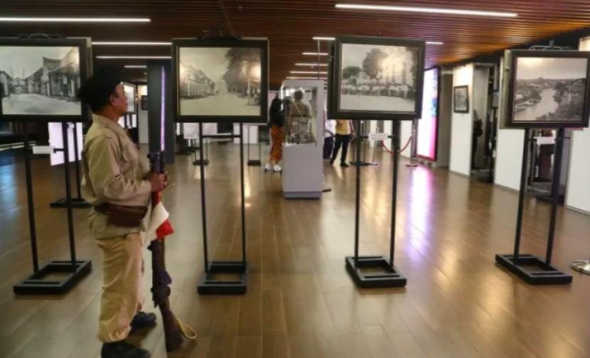 Komunitas pegiat sejarah yakni Begandring Soerabaia dan Roodebrug Soerabaia menggelar pameran foto terkait suasana Kota Surabaya tahun 1600-1950.