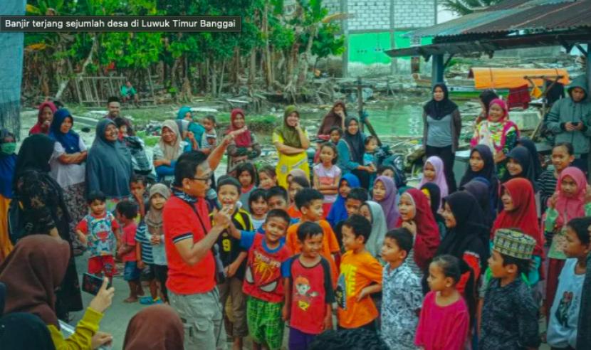 Komunitas pegiat seni musik yang mengatasnamakan relawan musisi Kota Palu dan Kabupaten Parigi Moutong, Sulawesi Tengah menyalurkan 150 paket bantuan pendidikan kepada anak-anak korban banjir bandang di Desa Torue.