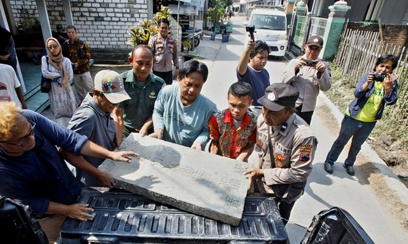   Komunitas Pelestari Lasem bersama unsur pemerintah daerah dan Forkopincam Lasem menyelamatkan nisan makam kuno yang terserak tak terawat dan beralih fungsi di lingkungan permukiman warga, di Kecamatan Lasem, Kabupaten Rembang, Jawa Tengah, Rabu (26/7).