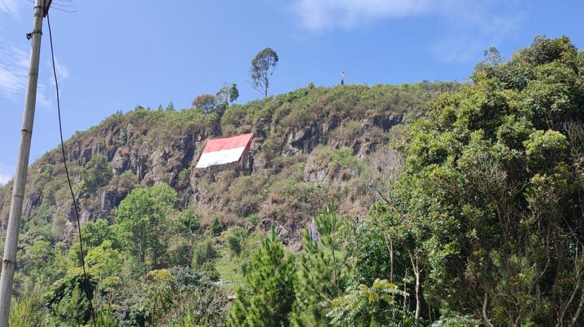 Gunung Batu di Bandung. Seorang pria melakukan percobaan bunuh diri dengan melompat dari atas Gunung Batu di Bandung karena depresi ditinggal nikah.