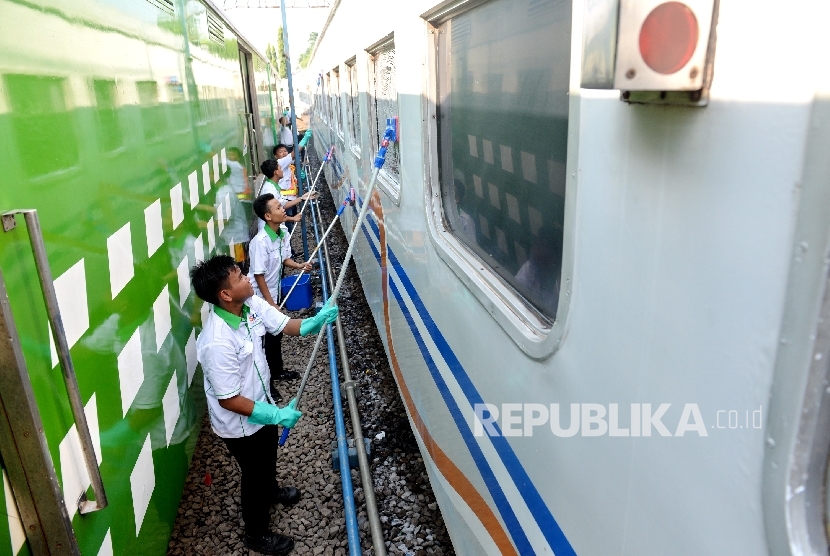  Komunitas penggemar kereta api ikut membersihkan gerbong Gaya Baru Malam di Stasiun Pasar Senen, Jakarta, Jumat (9/6). 