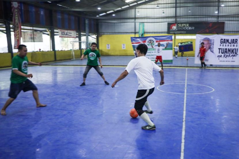 komunitas Personel Ojol CCM Cibinong (POCI) adu ketangkasan bola di Planet Futsal Cibinong Square, Jalan Raya Jakarta-Bogor KM44, Kelurahan Pakansari, Kecamatan Cibinong, Kabupaten Bogor, Jawa Barat. 