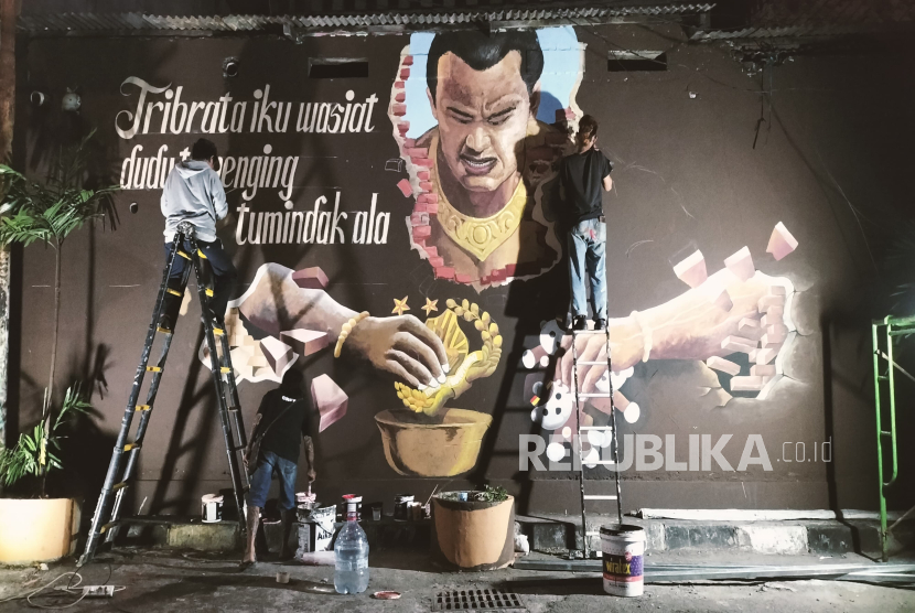 Komunitas Perupa Kampung Ratmakan Yogyakarta mengekspresikan kepedulian terhadap Polri melalui seni lukis mural.