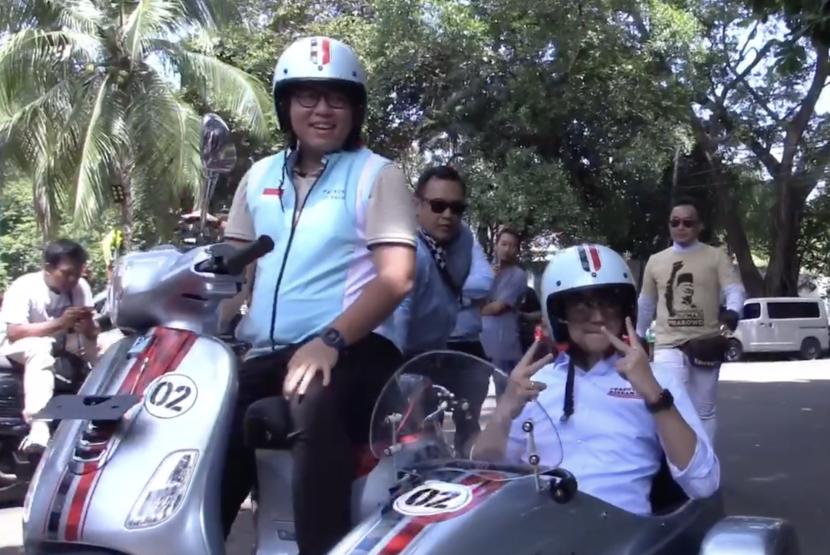 Komunitas Rainbow Moto Builder menyerahkan NFT motor vespa sebagai kendaraan kampanye paslon Prabowo-Gibran.