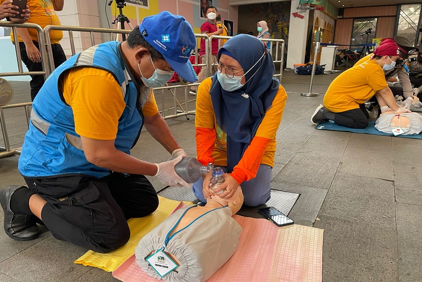 Komunitas Relawan Emergensi Kesehatan Indonesia (KREKI) menggelar pelatihan bantuan hidup dasar bagi masyarakat awam. Pelatihan yang digelar bertepatan dengan International Volunteer Day 5 Desember yang juga sekaligus HUT Komunitas melibatkan hampir 2.000 peserta.