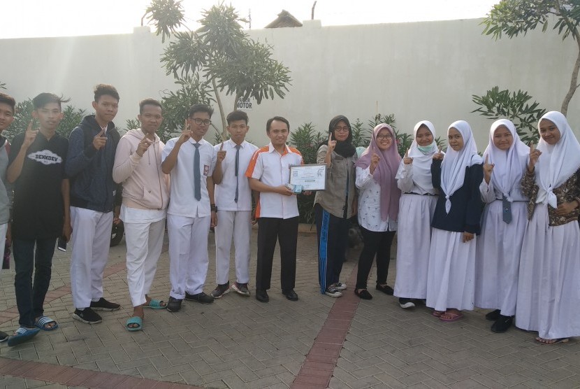Komunitas Remaja Jakarta Peduli (RJP) menyerahkan donasi untuk korban  gempa  Palu-Donggala melalui Laznas BMH.