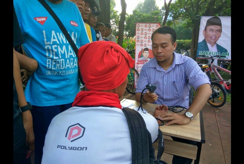 Komunitas Sahabat Saefullah melakukan pelayanan kesehatan gratis pada momen car free day (CFD), Ahad (11/9) pagi, di Jakarta.