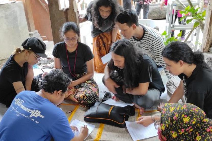 Komunitas Segajabung bertemu dengan mahasiswa DKV kampus ISI Yogyakarta. Pada  kesempatan itu mereka sharing tentang perkembangan typografi aksara Jawa.