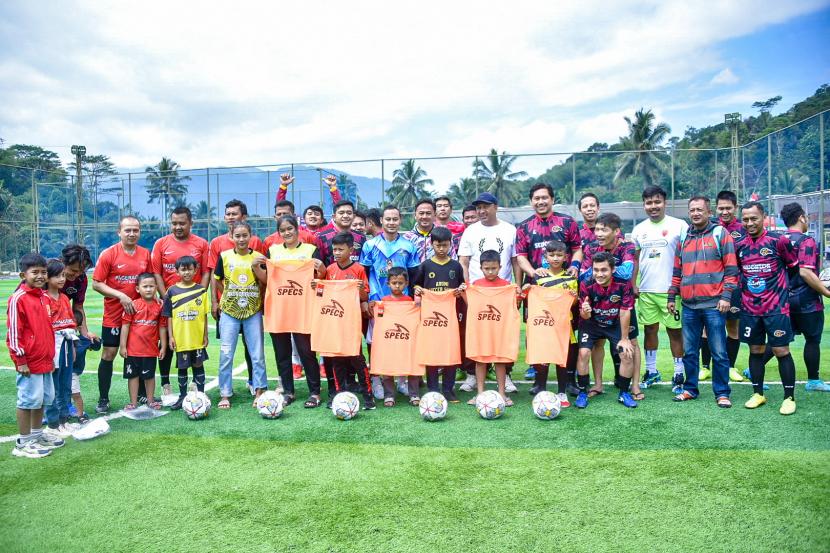 Komunitas sepak bola jurnalis atau Seejontor FC (SJFC) merangkul Sekolah Sepak Bola (SSB) di wilayah Tasikmalaya, Jawa Barat pada Sabtu (27/8/2022).