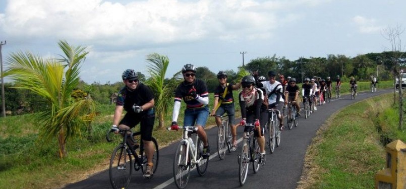 Komunitas sepeda fix gear (fixie) dari sejumlah kota di Indonesia menjelajah Pulau Dewata sepanjang 100 km, Sabtu (24/9).