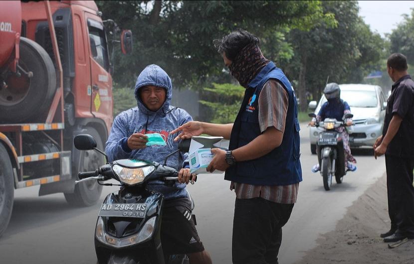 Komunitas Solo Peduli membagikan masker gratis ke warga untuk melindungi dari abu vulkanis Merapi, Selasa (3/3)