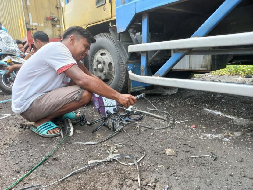 Komunitas Sopir Truk (KST) menjalin silaturahmi dan memberikan sejumlah bantuan kepada rekan sesama sopir truk di pul yang berada di Jalan Ki Asmaran, Kampung Cilongok, Pasar Kemis, Tangerang, Banten.