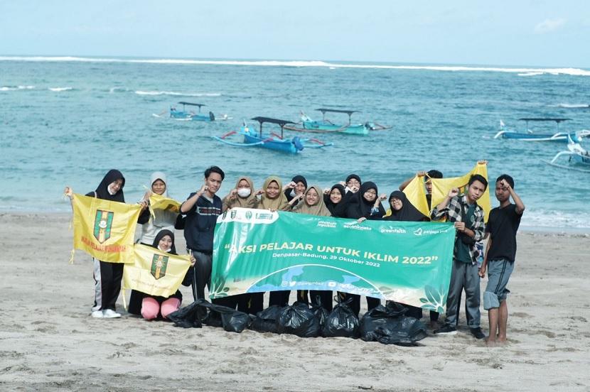 Komunitas Student Earth Generation bersama Pimpinan Pusat Ikatan Pelajar Muhammadiyah menggelar Aksi Pelajar Untuk Iklim, Ahad (30/10/2022). 