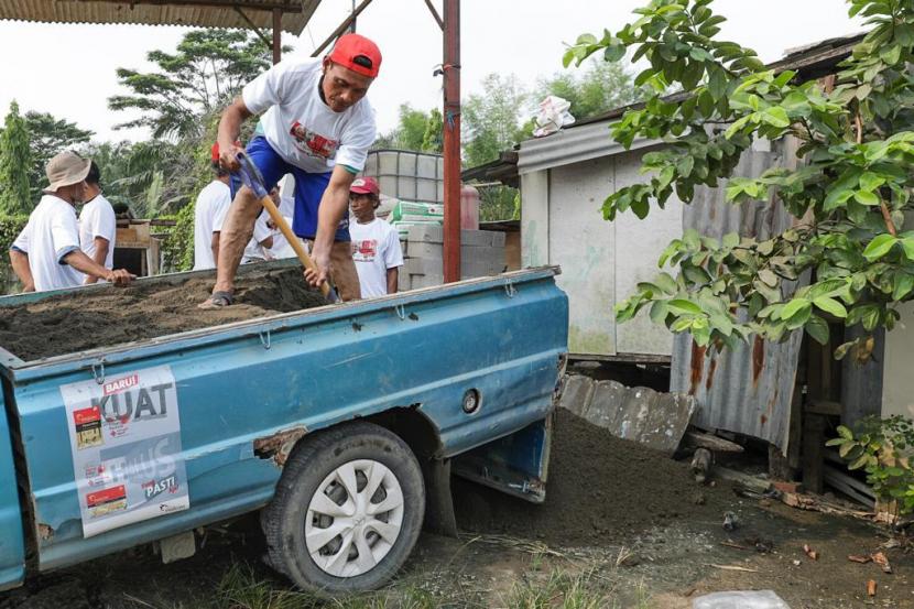 Komunitas Supir Truk (KST) Jawa Barat melakukan renovasi ruangan MCK (mandi, cuci, dan kakus) di salah satu pangkalan truk di daerah Bantar Jati, Kecamatan Klapanunggal, Kabupaten Bogor, Jawa Barat.