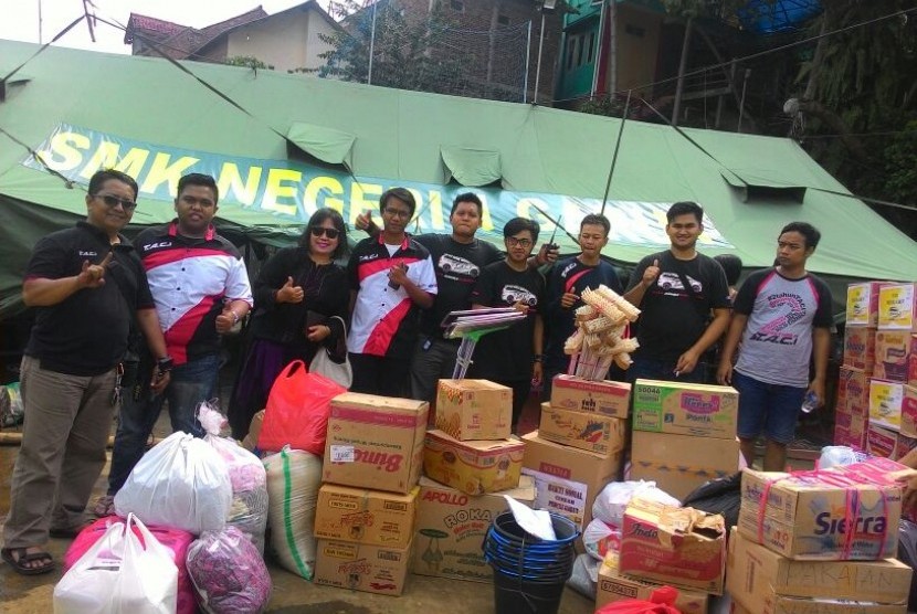 Komunitas TACI memberikan bantuan untuk korban banjir bandang Garut, Jawa Barat