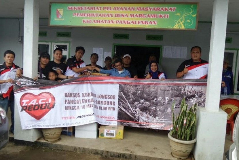 Komunitas Toyota Avanza Club Indonesia (TACI) menyalurkan bantuan sosial terhadap korban bencana longsor Pengalengan 