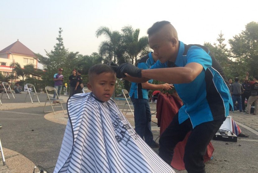 Komunitas tukang cukur bersama Dompet Dhuafa menggelar kegiatan mencukur gratis di halaman Kantor Bupati Tasikmalaya, Jumat (26/7). Kegiatan itu juga sekaligus memeringati HUT ke-387 Kabupaten Tasikmalaya.