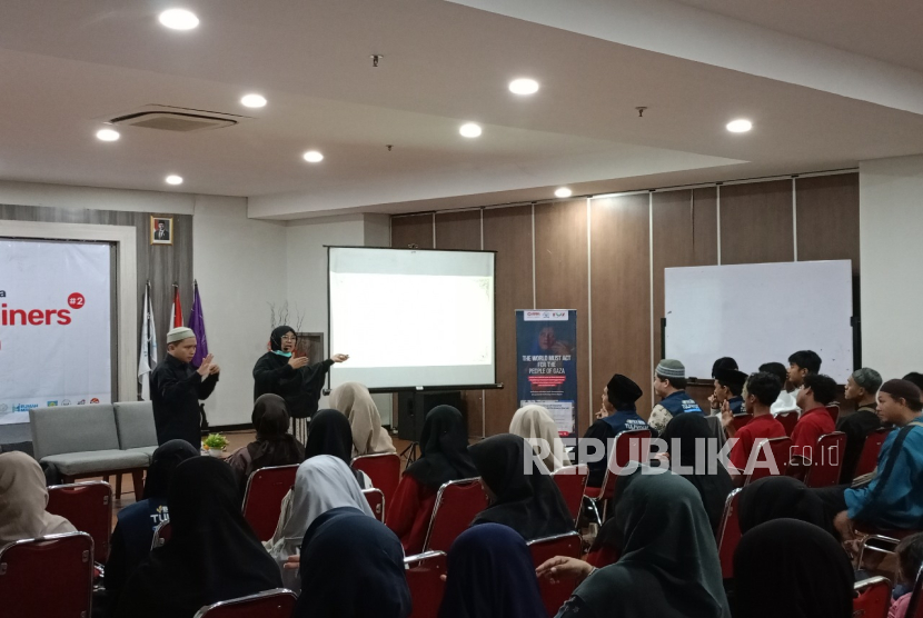 Komunitas Tuli Mengaji (MULIA) Yogyakarta bersama LAZNAS PPPA Daarul Quran Perwakilan Yogyakarta kembali menggelar program Training for Trainers (ToT) Alquran Isyarat batch 2 di Gedung Aula SMA SahabatQu Deresan, Sleman, DIY, Ahad (24/8/2025). Kegiatan 