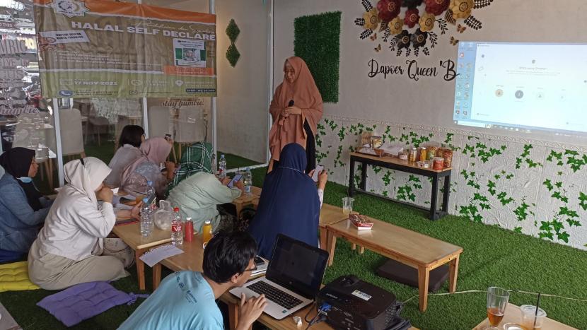 Komunitas UMKM Bosama, Bojongsari, Depok, melakukan kegiatan sosialisasi dan pendaftaran untuk Sertifikasi Halal . (ilustrasi)