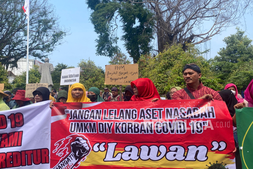 Komunitas UMKM DIY menggelar aksi demonstrasi menuntut terkait perlindungan terhadap UMKM dampak Covid-19. Aksi dimulai dari orasi di depan lapangan parkir Abu Bakar Ali Malioboro dilanjutkan dengan berjalan ke Kantor DPRD DIY dan Kantor Gubernur DIY, Selasa (12/11/2024).