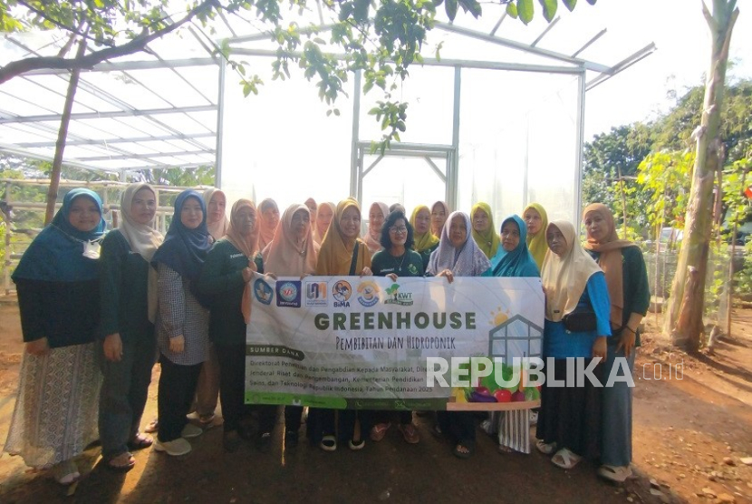 Komunitas Wanita Tani (KWT) Seruni Desa Cikempong mengikuti pelatihan Urban Farming dan Hidroponik yang diselenggarakan oleh tim pengabdian masyarakat penerima Dana Hibah PKM Tahun Anggaran 2025 dari Kementerian Pendidikan Tinggi, Sains, dan Teknologi (Kemendiktisaintek).