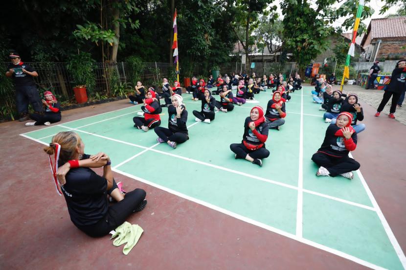 Komunitas Warteg (Kowarteg) Indonesia mengadakan senam bersama bertajuk Bugar Ceriandi Hutan Kota Pondok Labu, Kecamatan Cilandak, Kota Jakarta Selatan (Jaksel), DKI Jakarta. 
